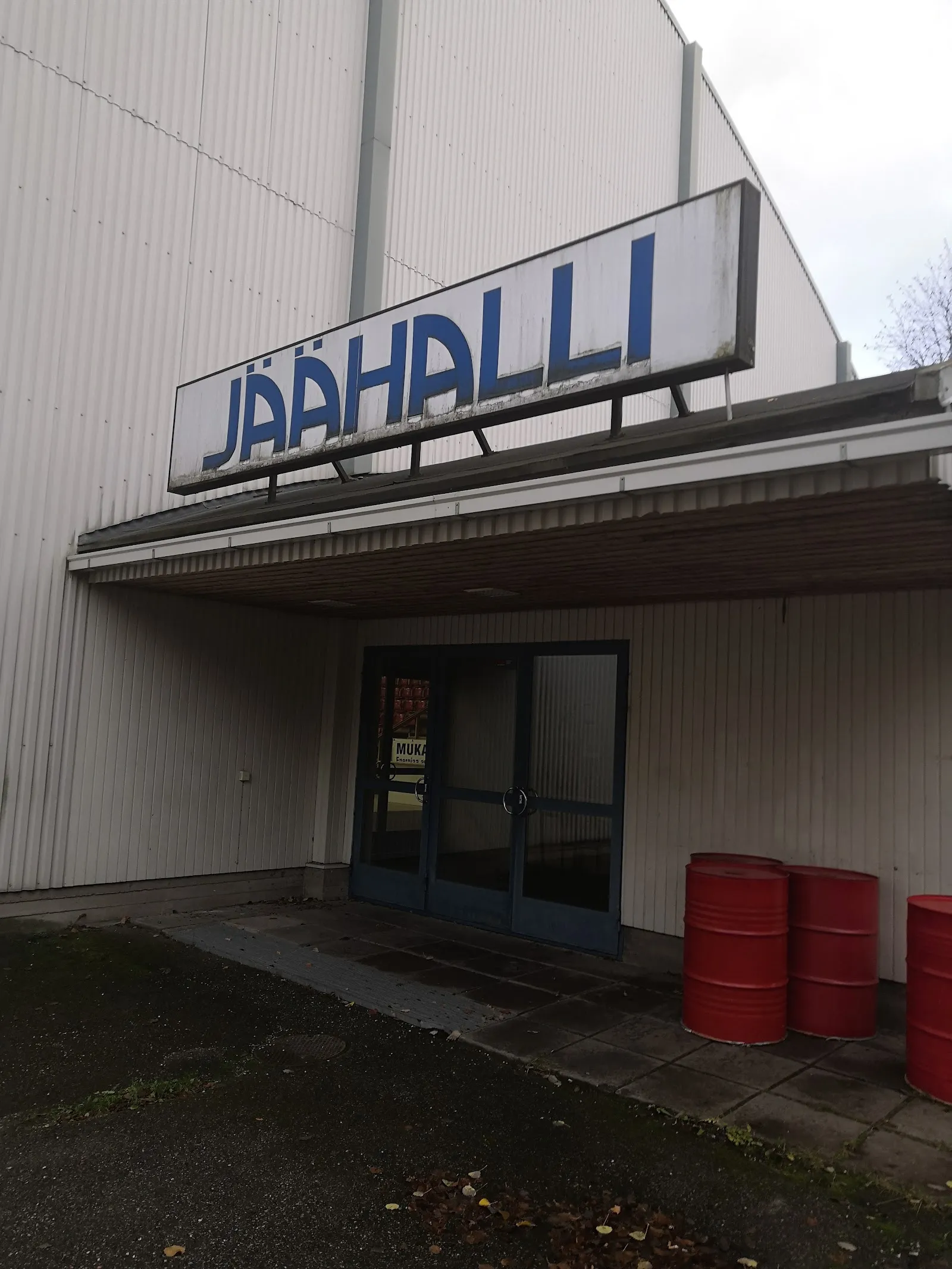 Salon jäähalli, sisäänkäynti ja Jäähalli-kyltti – Salon jäähalli