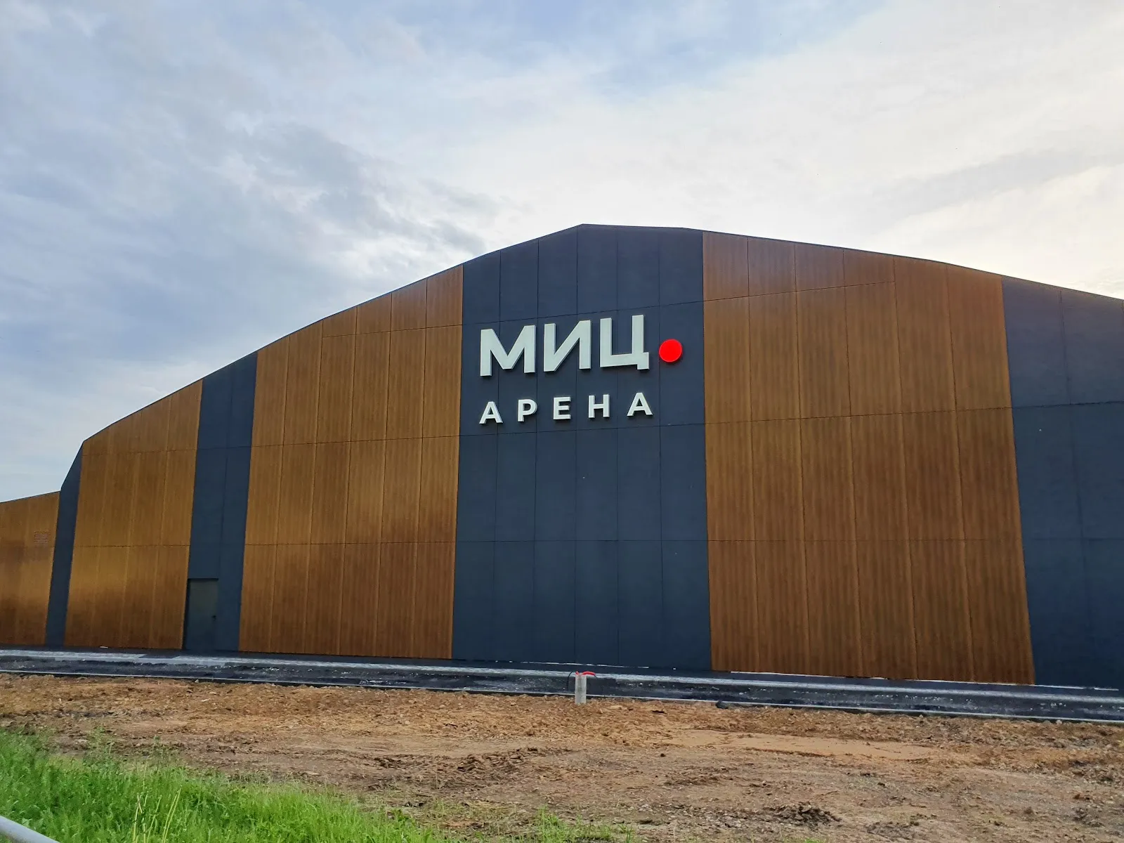 The MIC Arena building with its dark and timber-clad front, Sosenskoye, Moscow — Samolet MIC Arena (Matterhorn)