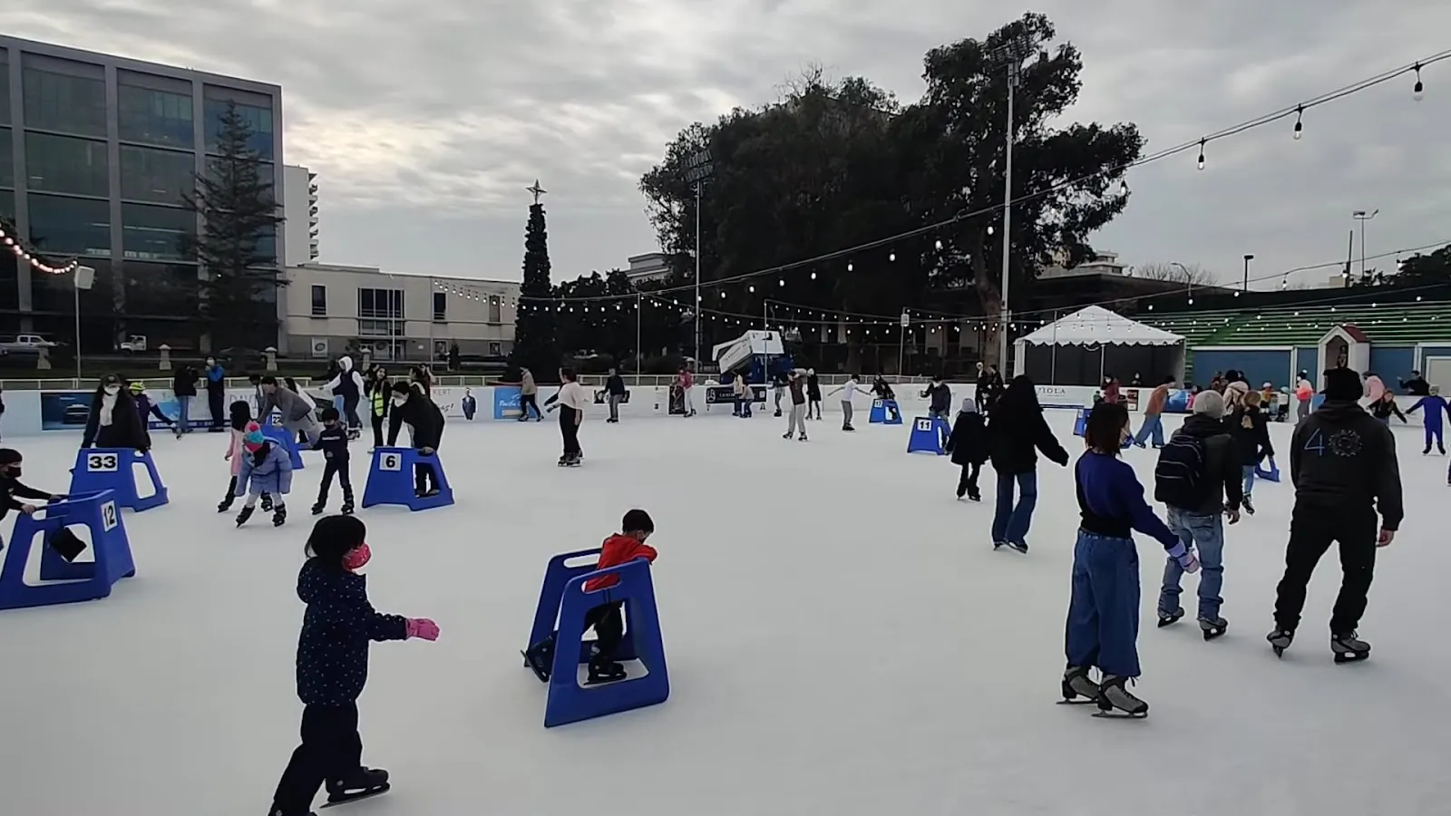 Patinadores con apoyos para patinar en la pista San Mateo On Ice durante una sesión de día (foto del listado de Google Maps) — San Mateo On Ice
