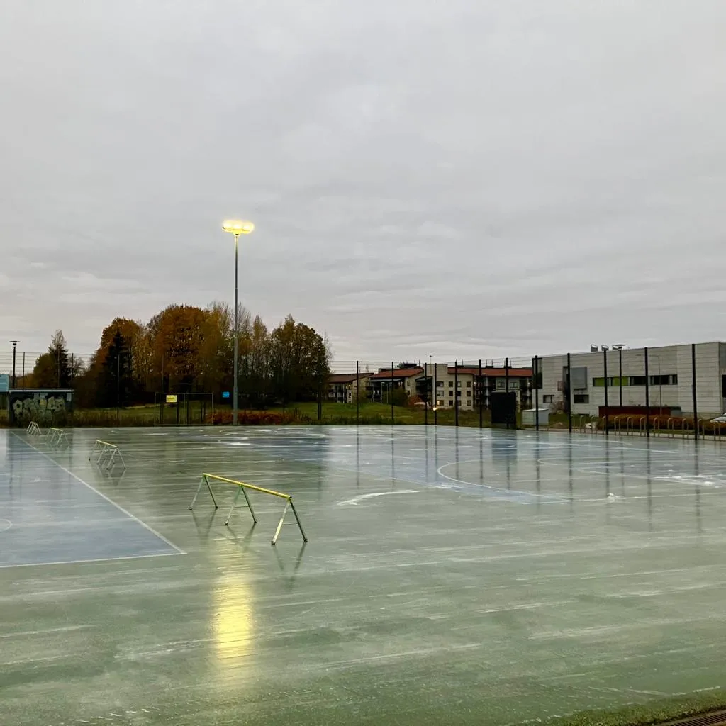 Konstisbanan: Säterinniitynkentän tekojääkenttä – Säterinniitynkentän tekojääkenttä