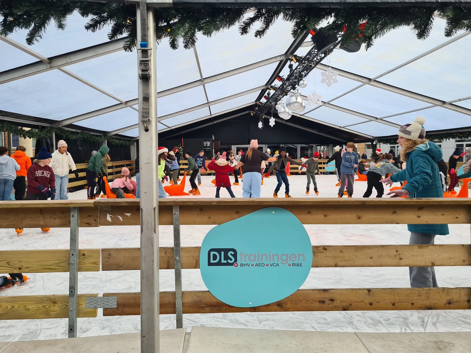 Children and families skating on the covered rink on the Burgemeester Jansenplein in Hengelo — Schaatsbaan Hengelo