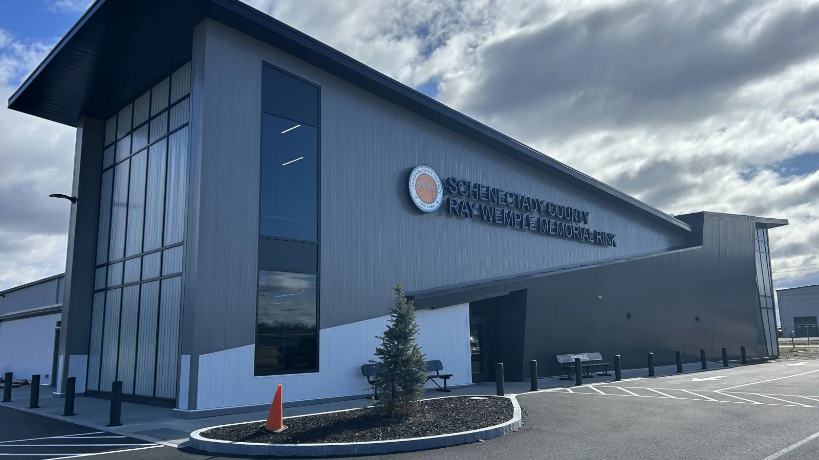El frente renovado de la pista Schenectady County Ray Wemple Memorial Rink, en Glenville — Schenectady County Ray Wemple Memorial Rink