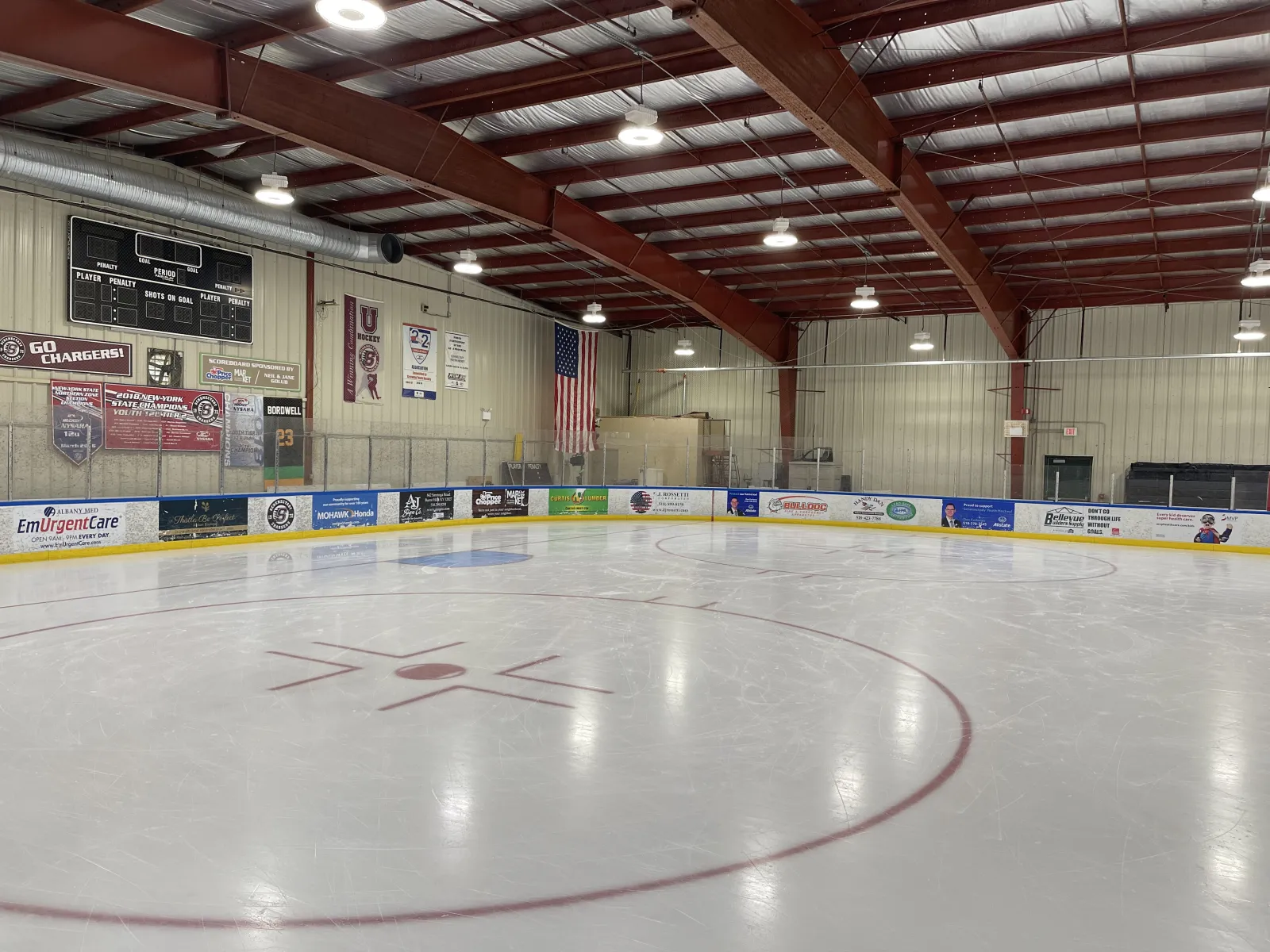 El hielo y las vallas dentro de la pista Schenectady County Ray Wemple Memorial Rink — Schenectady County Ray Wemple Memorial Rink