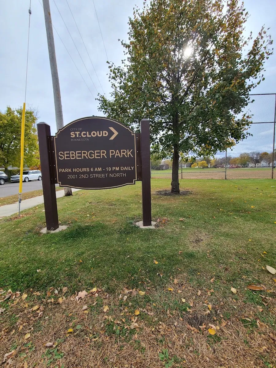 El exterior de Seberger Park Outdoor Rink, en una foto de su ficha de Google Maps. — Seberger Park Outdoor Rink