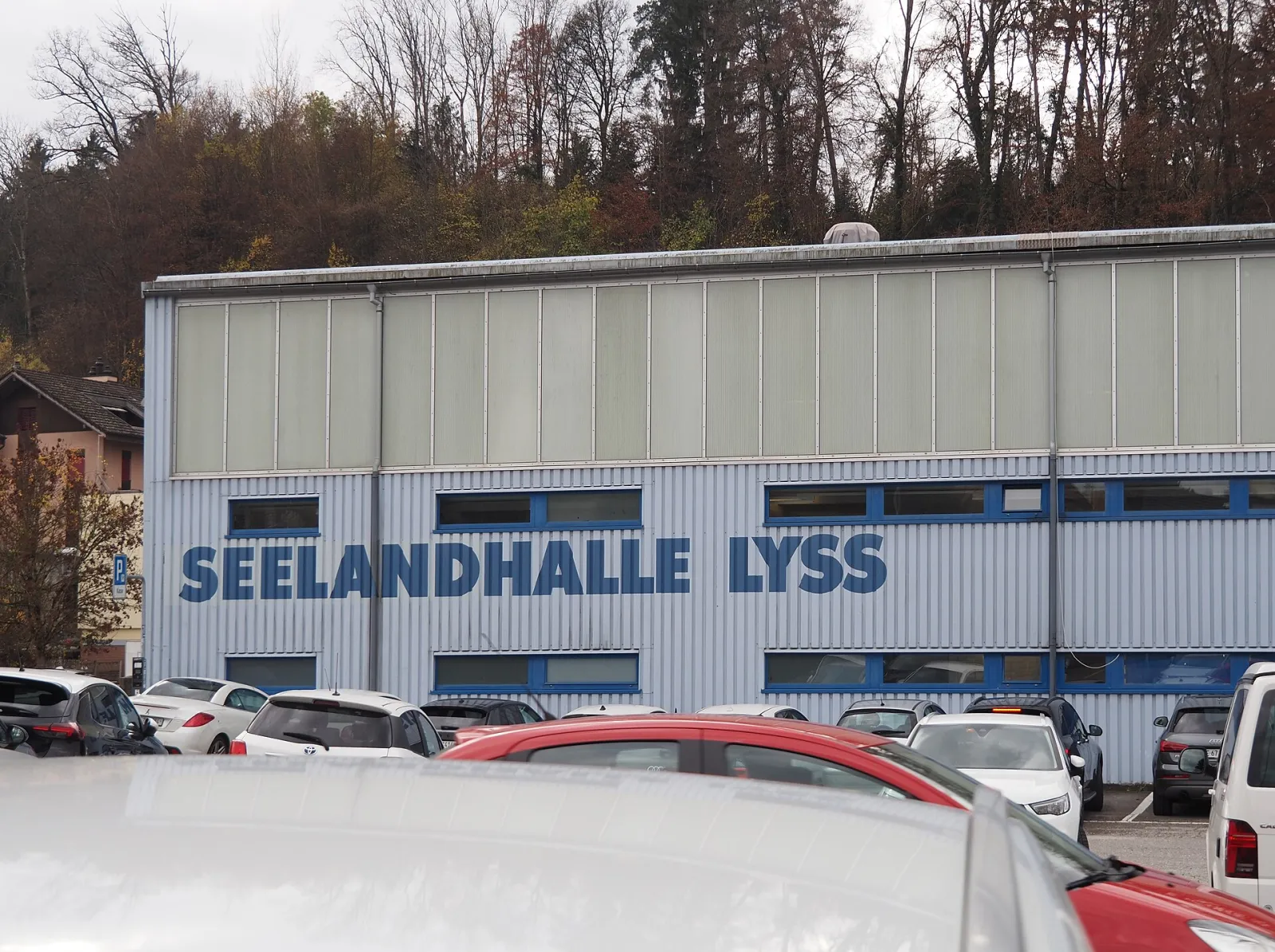 The Seelandhalle Lyss seen from the car park — Seelandhalle Lyss