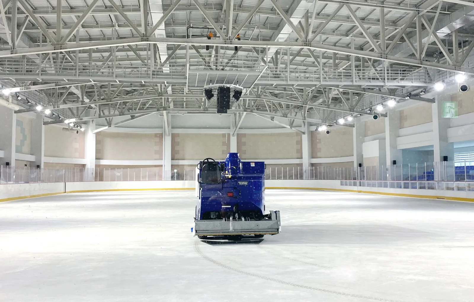 세종 반다비 빙상장의 빙판과 정빙차 — Sejong Bandabi Ice Rink