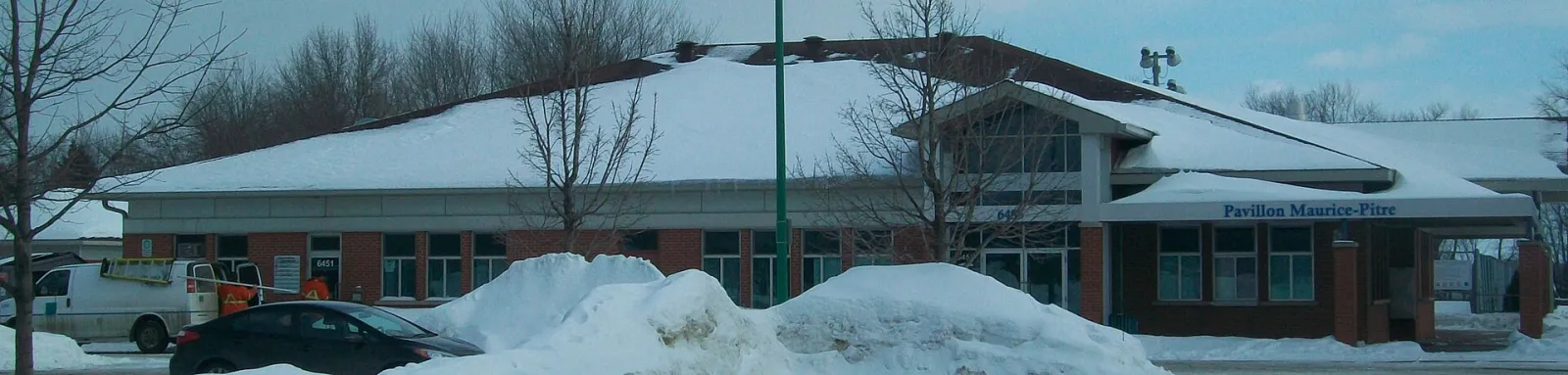 The Maurice-Pitre service pavilion in parc Laviolette, Trois-Rivières, in winter — Sentier glacé du parc Laviolette