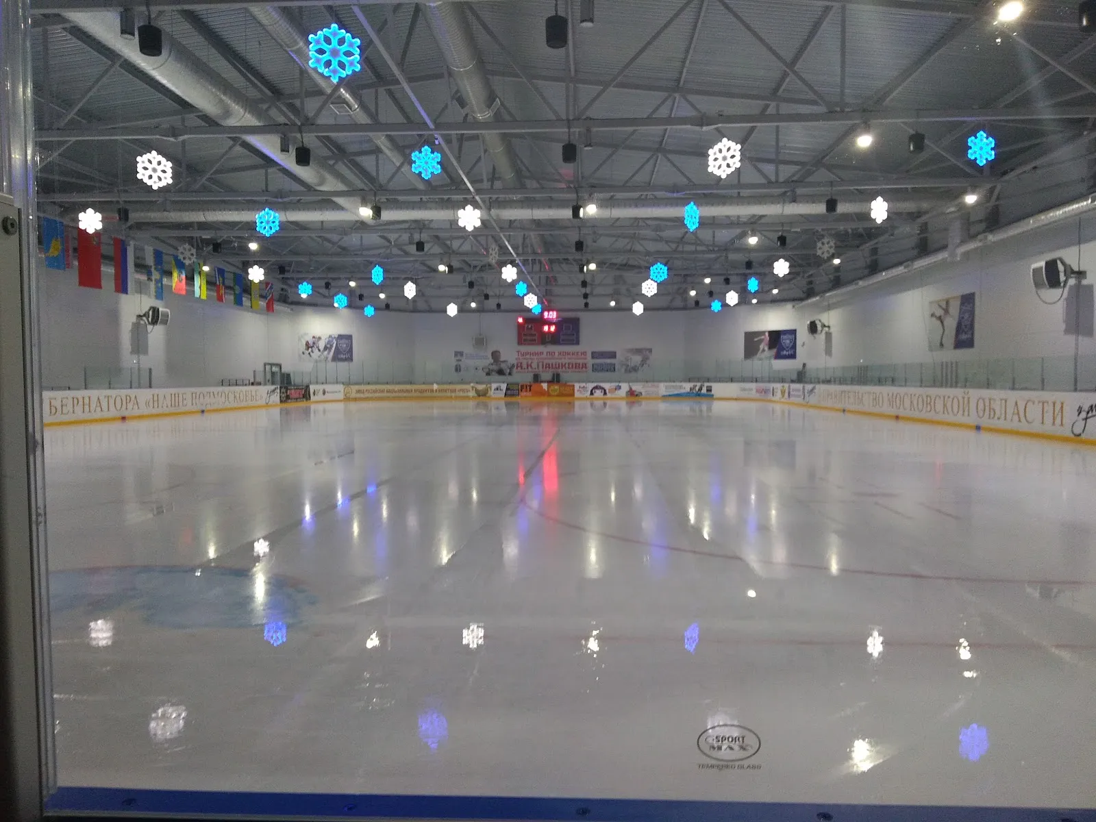 The ice sheet of the Sergiev Posad ice arena seen through the glass — Sergiev Posad Ice Arena