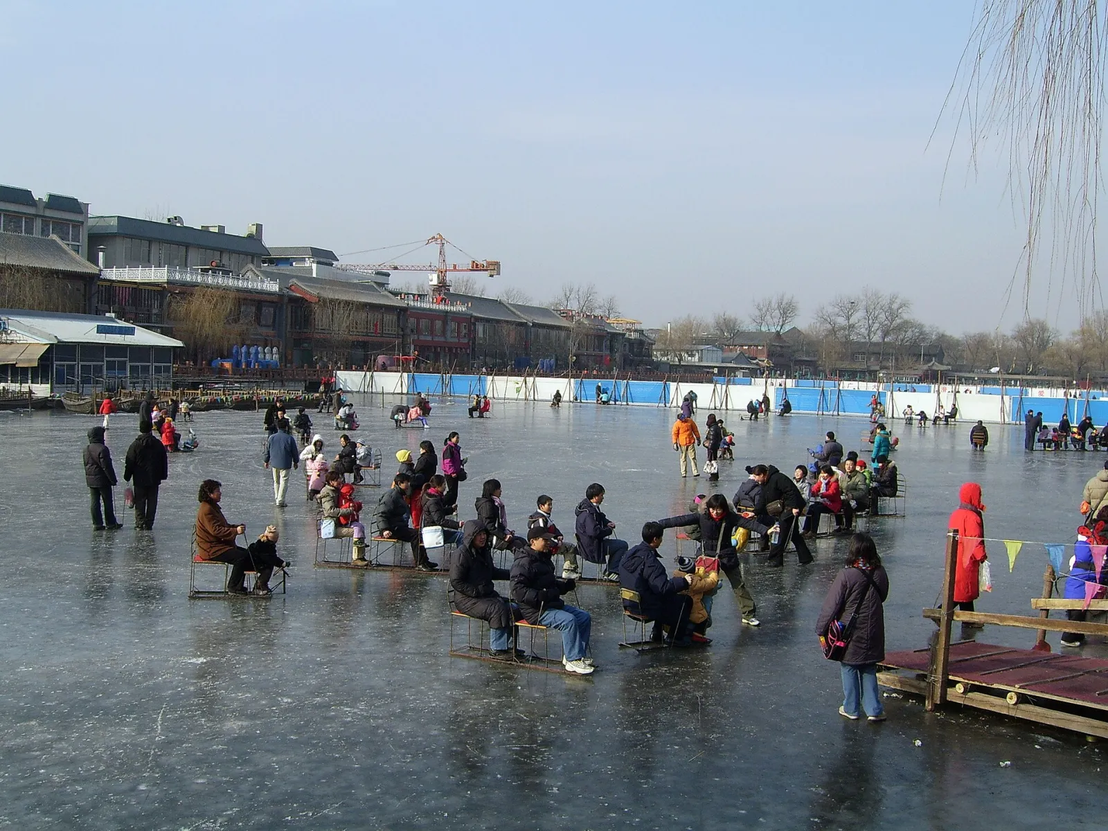 冰封湖面上的什刹海冰场，背后是湖畔建筑（较早的照片） — Shichahai Ice Rink (什刹海冰场)