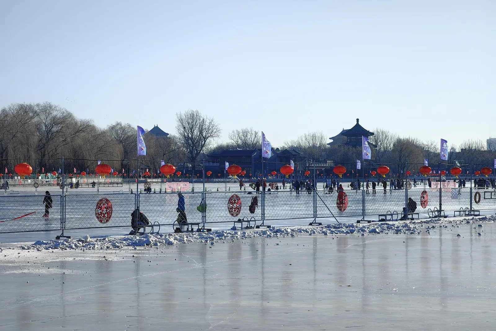2024 年 1 月后海上的什刹海冰场，远处可见滑冰者和冰车 — Shichahai Ice Rink (什刹海冰场)