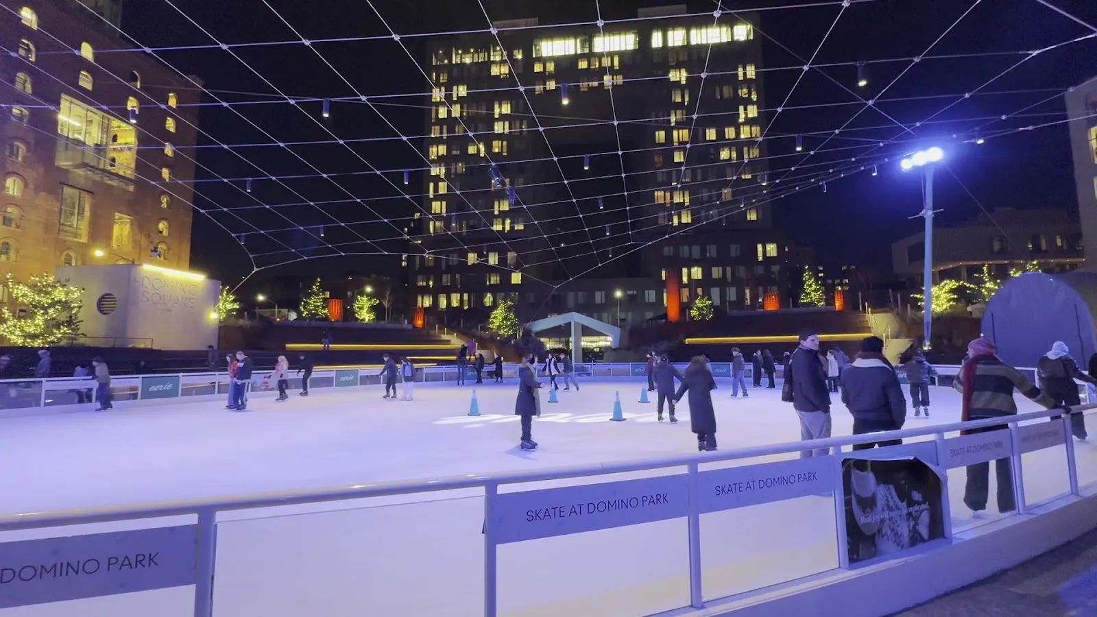 Patinadores en la pista Skate at Domino Park de noche (foto del listado de Google Maps) — Skate at Domino Park