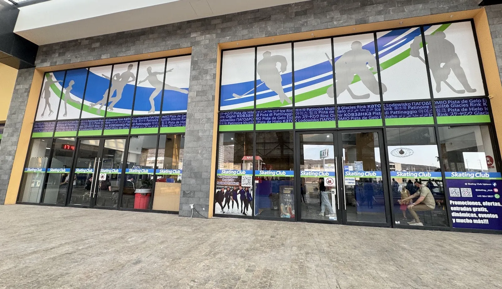 La fachada del Skating Club en UpTown Juriquilla, con sus altas ventanas impresas con patinadores y el nombre del club sobre las puertas — Skating Club UpTown