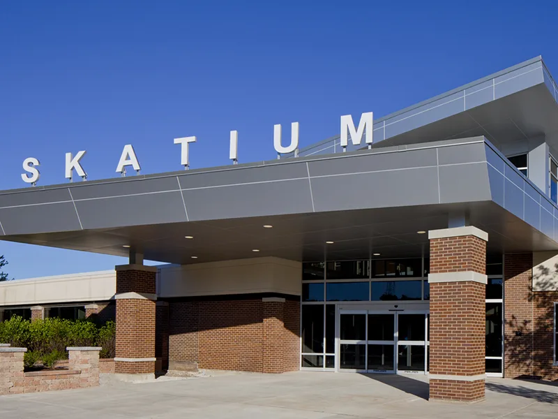 Marquesina en voladizo sobre pilares de ladrillo rojo encima de las puertas principales — Skatium Ice Arena (Skokie)