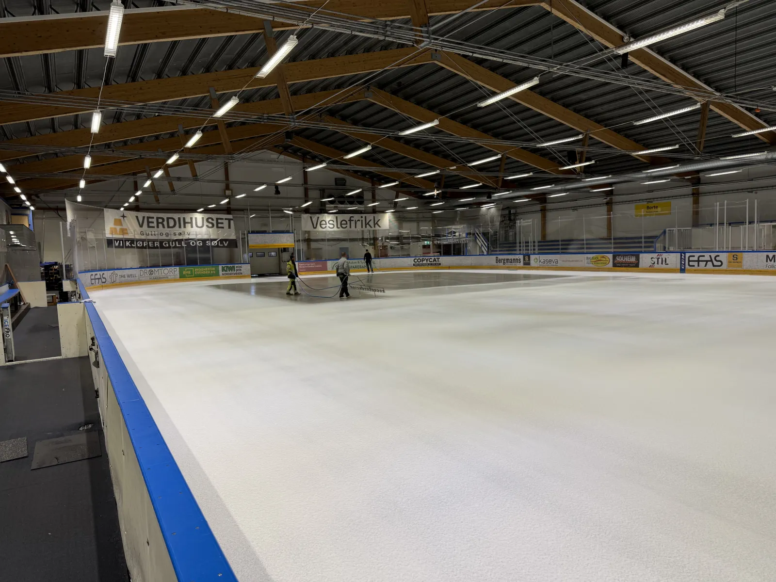 Nypreparert is i Ski Ishall, sett langs de blå vantene under tretaket. — Ski Ishall