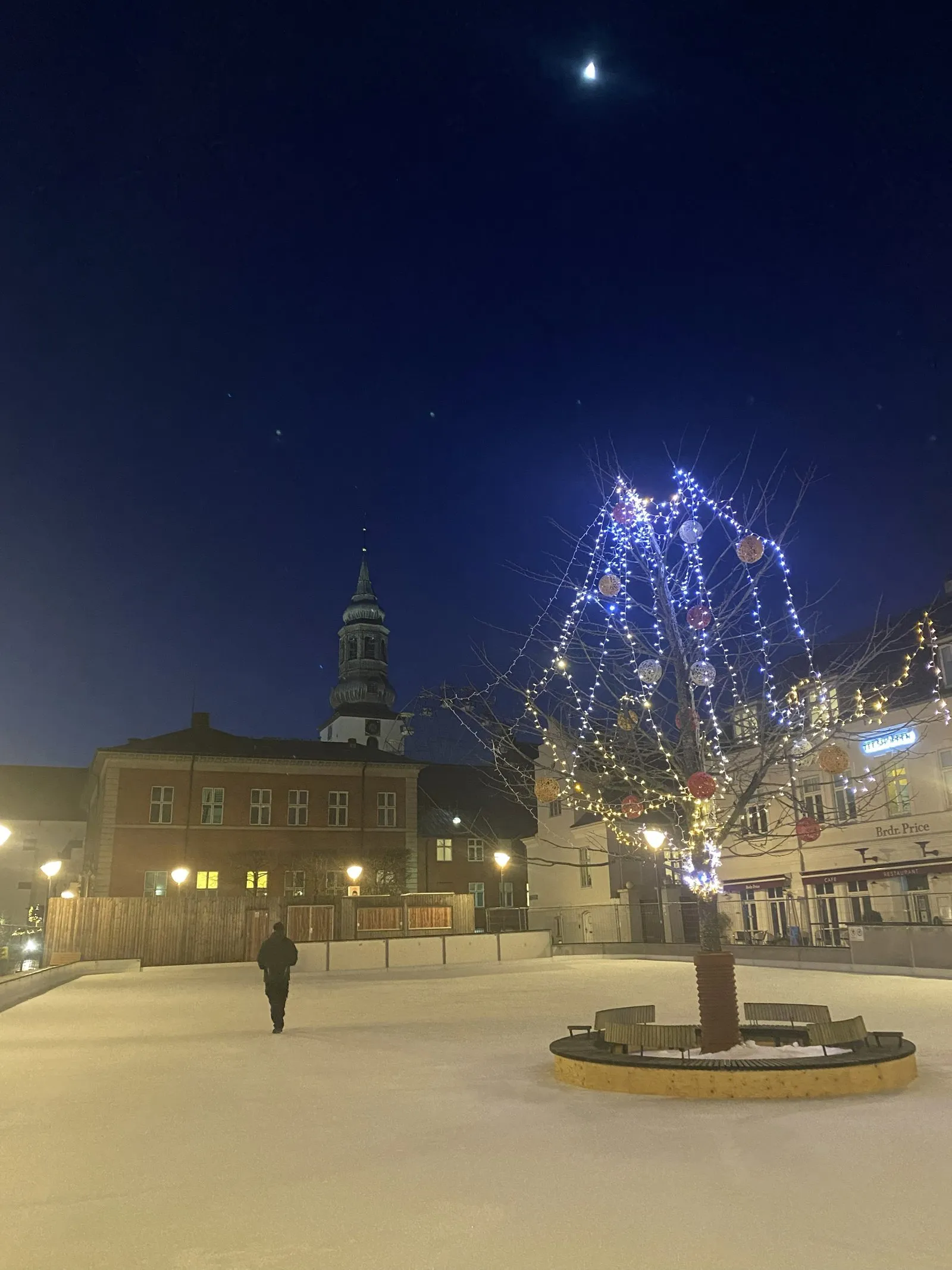 Den oplyste bane og juletræet på C.W. Obels Plads i vintermørket — Skøjtebanen på C.W. Obels Plads