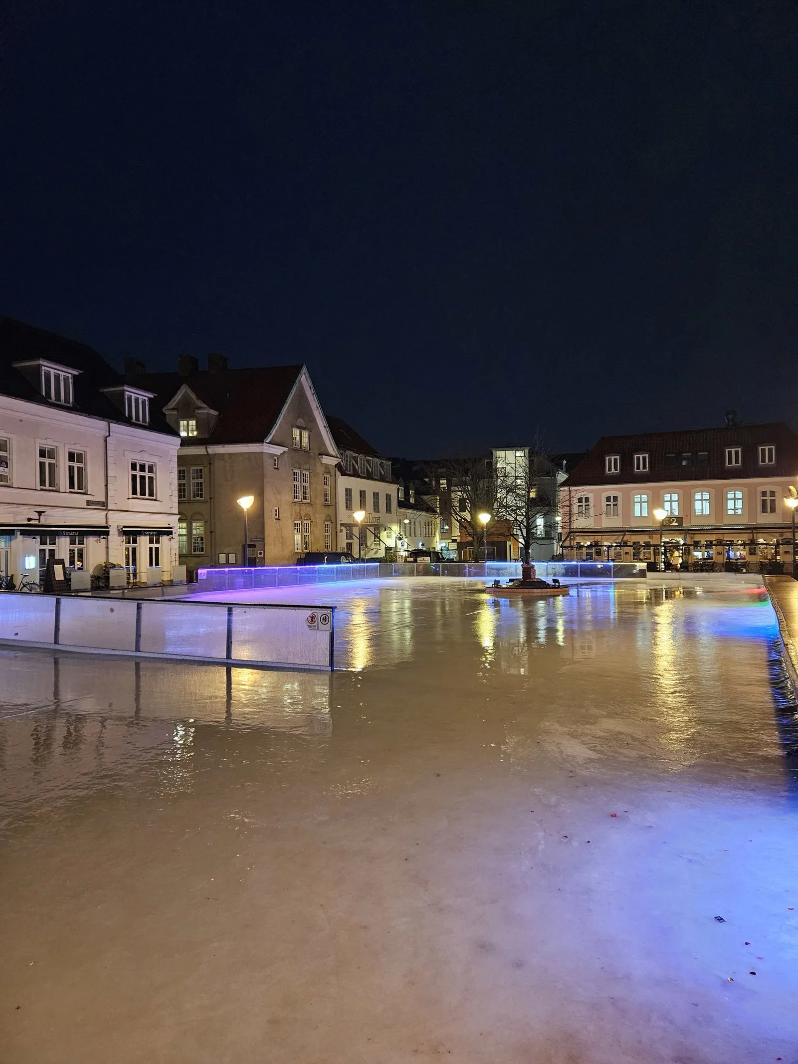 Banen på C.W. Obels Plads om natten med de omkringliggende bygninger — Skøjtebanen på C.W. Obels Plads