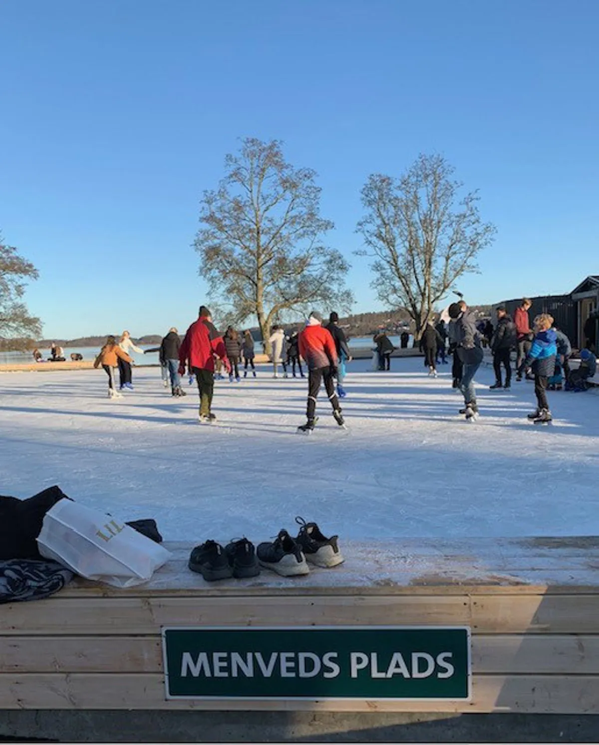 Skaters on the Viborg rink at Menveds Plads on a winter day — Viborg Skøjtebane