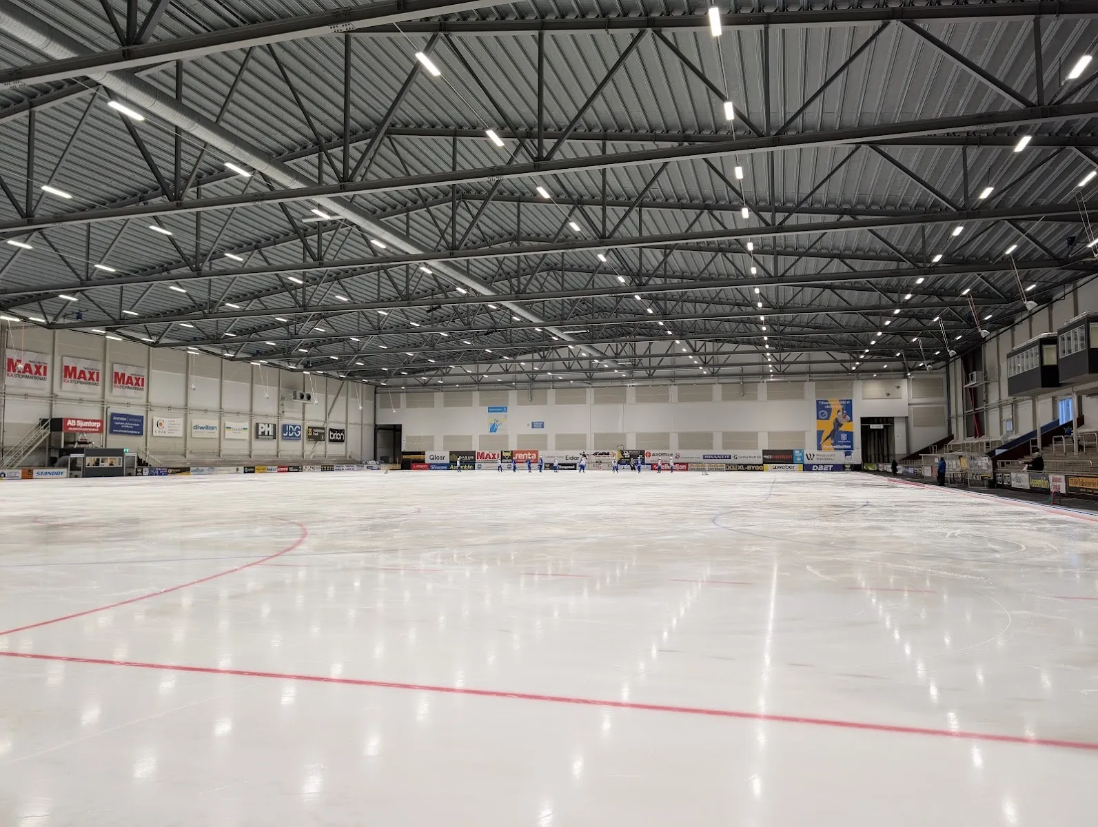 The empty ice of Slättbergshallen's bandy hall in Trollhättan — Slättbergshallen