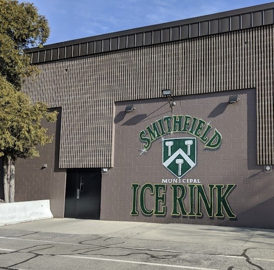 La entrada con letrero de Smithfield Municipal Ice Rink. — Smithfield Municipal Ice Rink