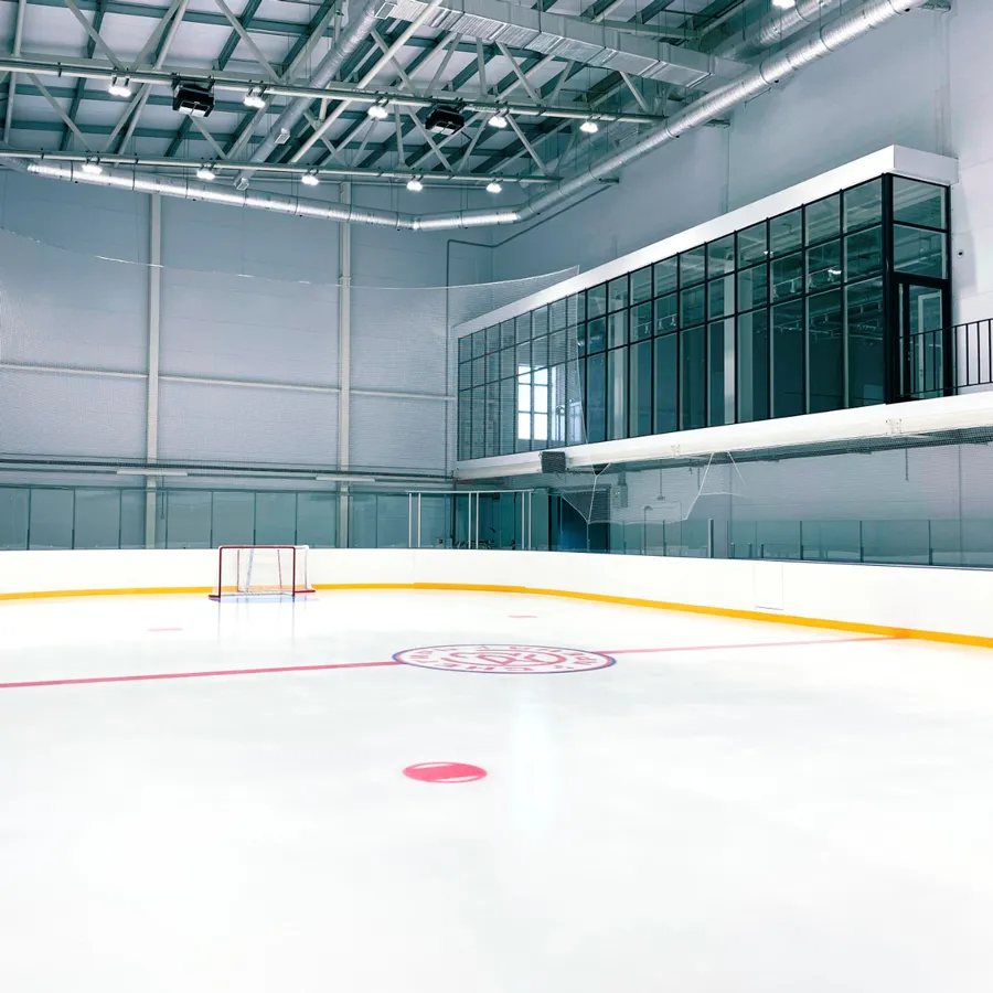 Пустой лёд большой арены «Снегирь Арены» в Марушкине — Snegir Arena