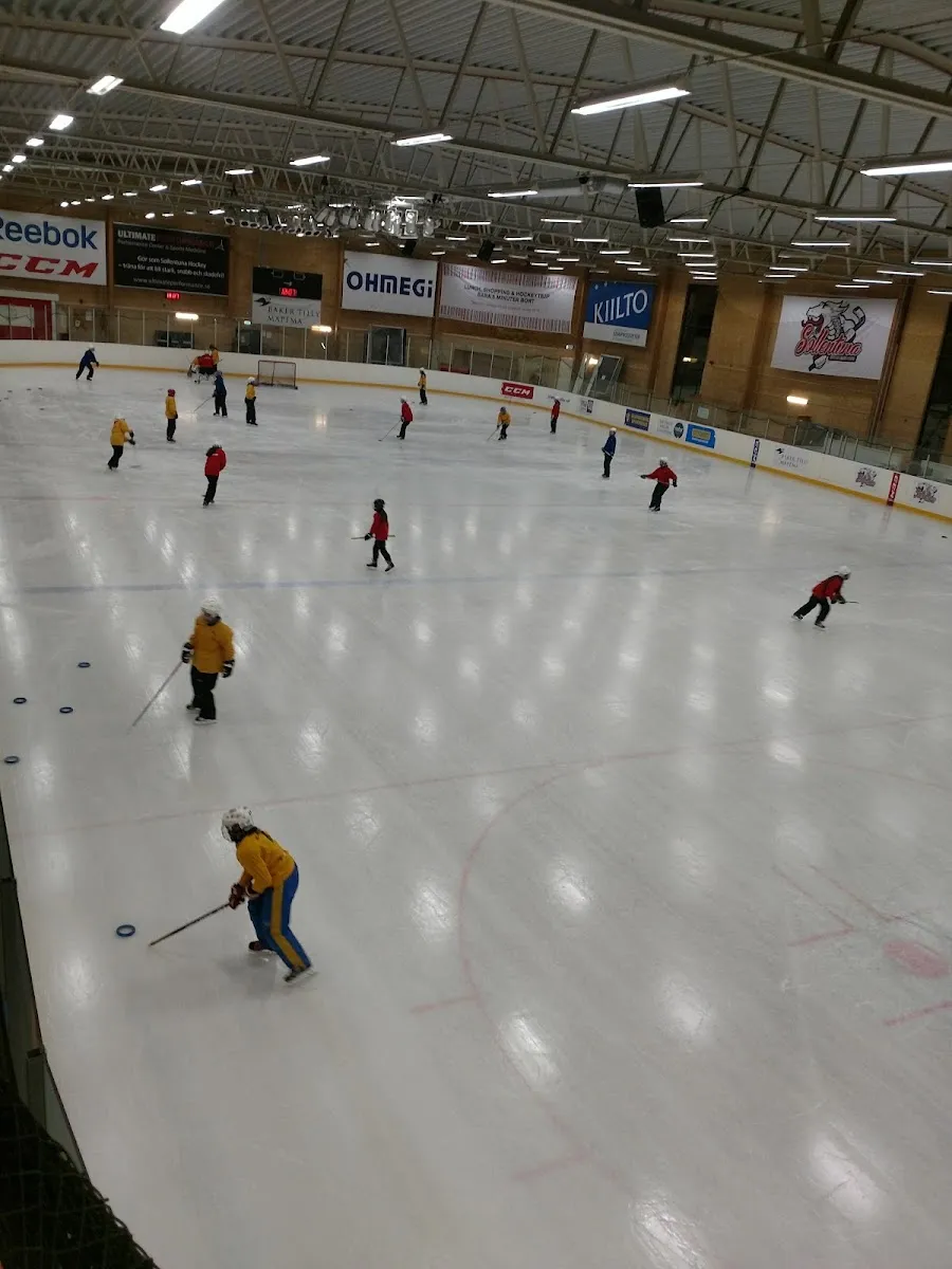 Children's hockey practice on the ice sheet of the A-hall at Sollentunavallen, seen from the boards – Sollentunavallen (A-hallen)