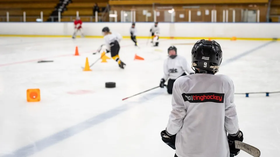 Young hockey players practising on the ice of Sölveshov, seen from behind — Sölveshov