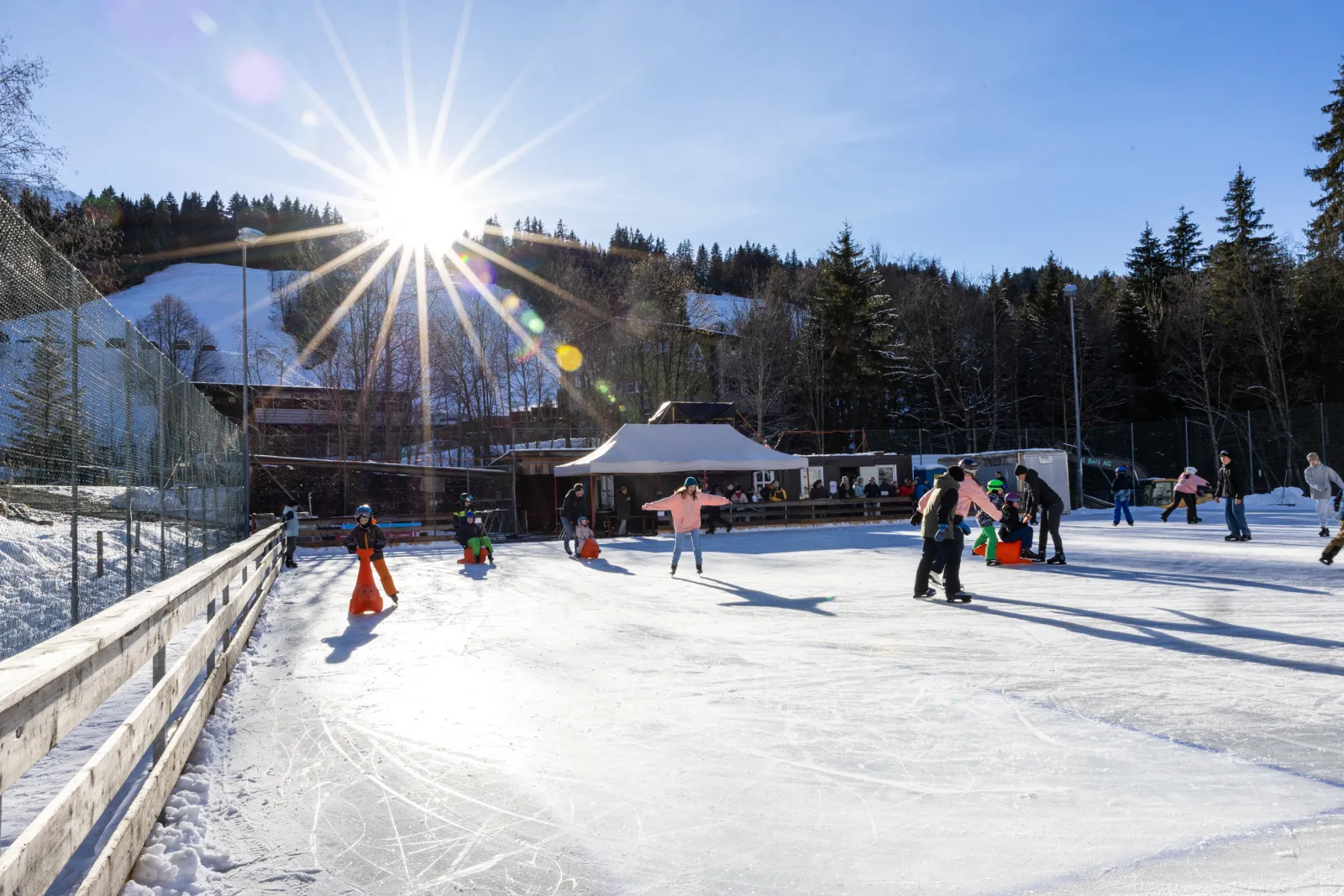 Skaters on the outdoor ice at Sörenberg on Ice in winter sunshine — Sörenberg on Ice