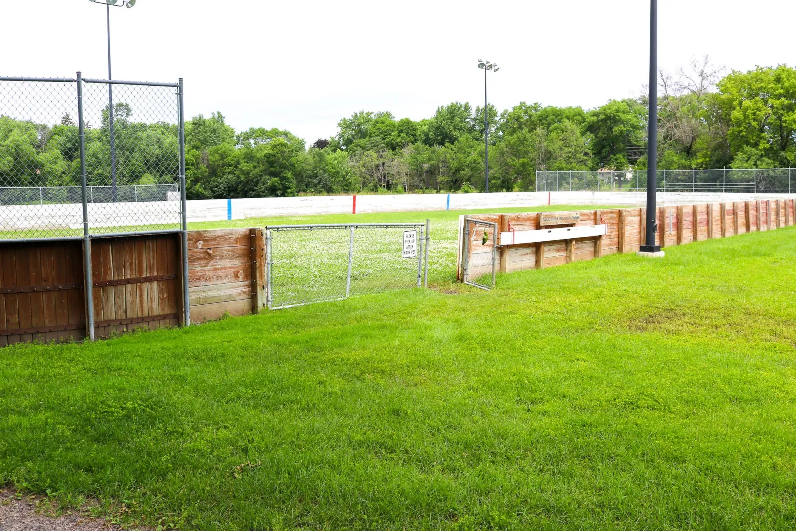 Pista de hielo de South River Hills (foto de la página de la Ciudad de Burnsville, tomada cuando la pista no tiene hielo) — South River Hills Park Outdoor Rink