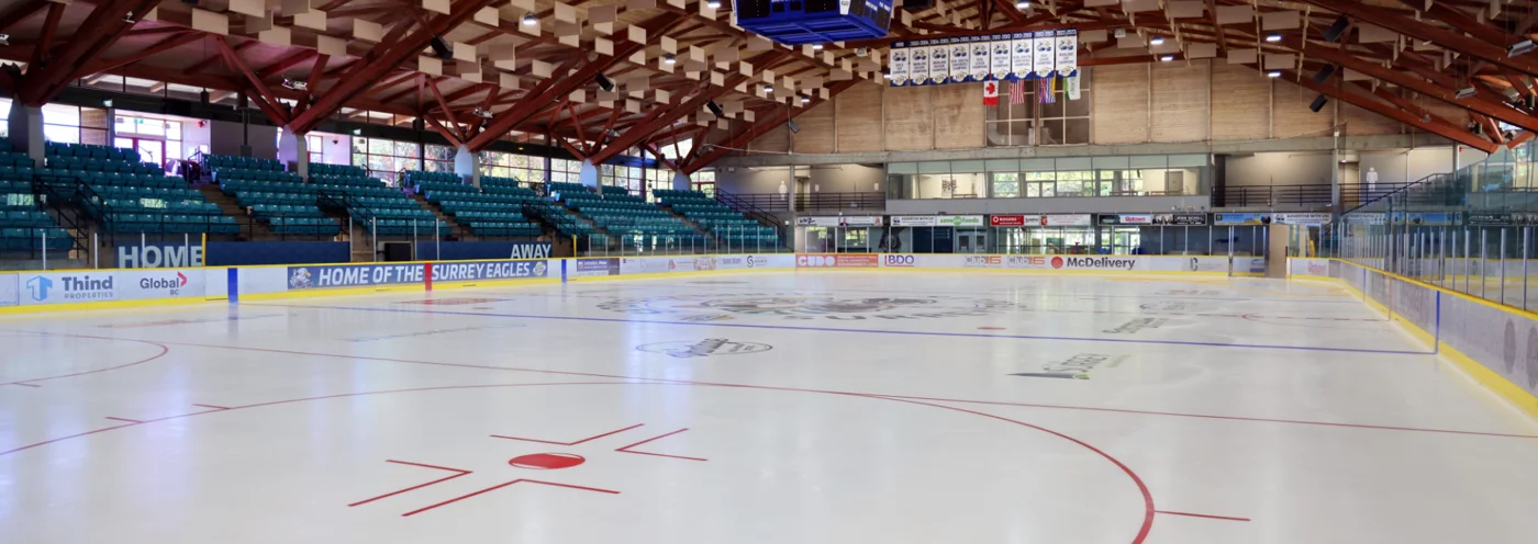 La superficie de hielo de tamaño olímpico de South Surrey Arena. — South Surrey Arena