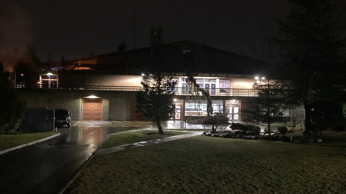 La entrada de South Surrey Arena y la iluminación exterior de noche. — South Surrey Arena