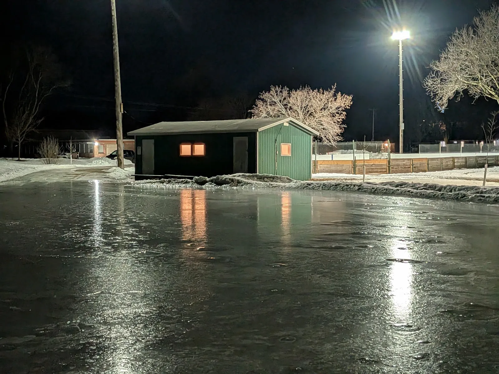 La pista al aire libre y la caseta de calefacción de Southwood Park, Bloomington, de noche (foto del listado de Google Maps) — Southwood Park Outdoor Rink