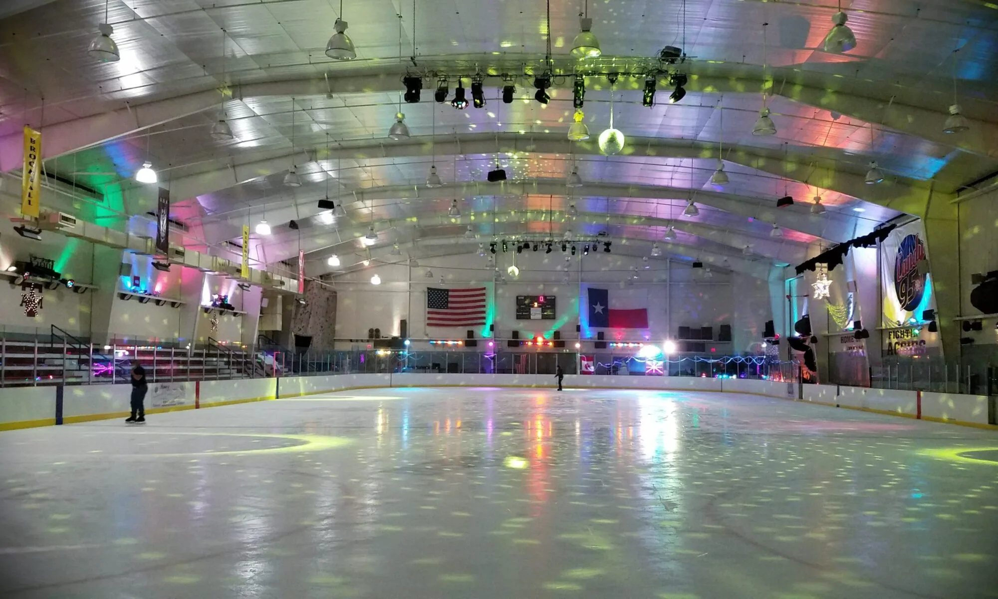 Toda la pista durante una sesión nocturna temática — Spirit Ice Arena