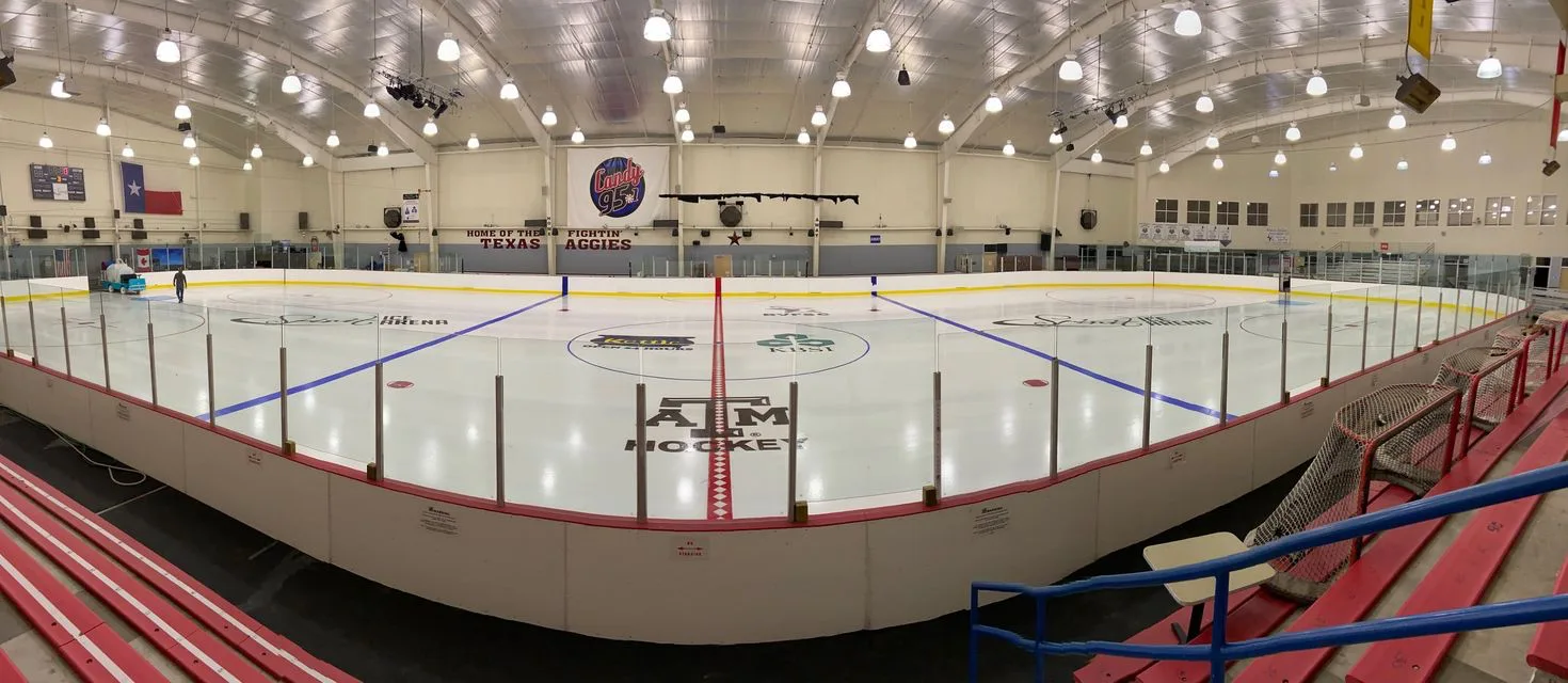 Toda la pista de Spirit Ice Arena desde la esquina de las gradas — Spirit Ice Arena