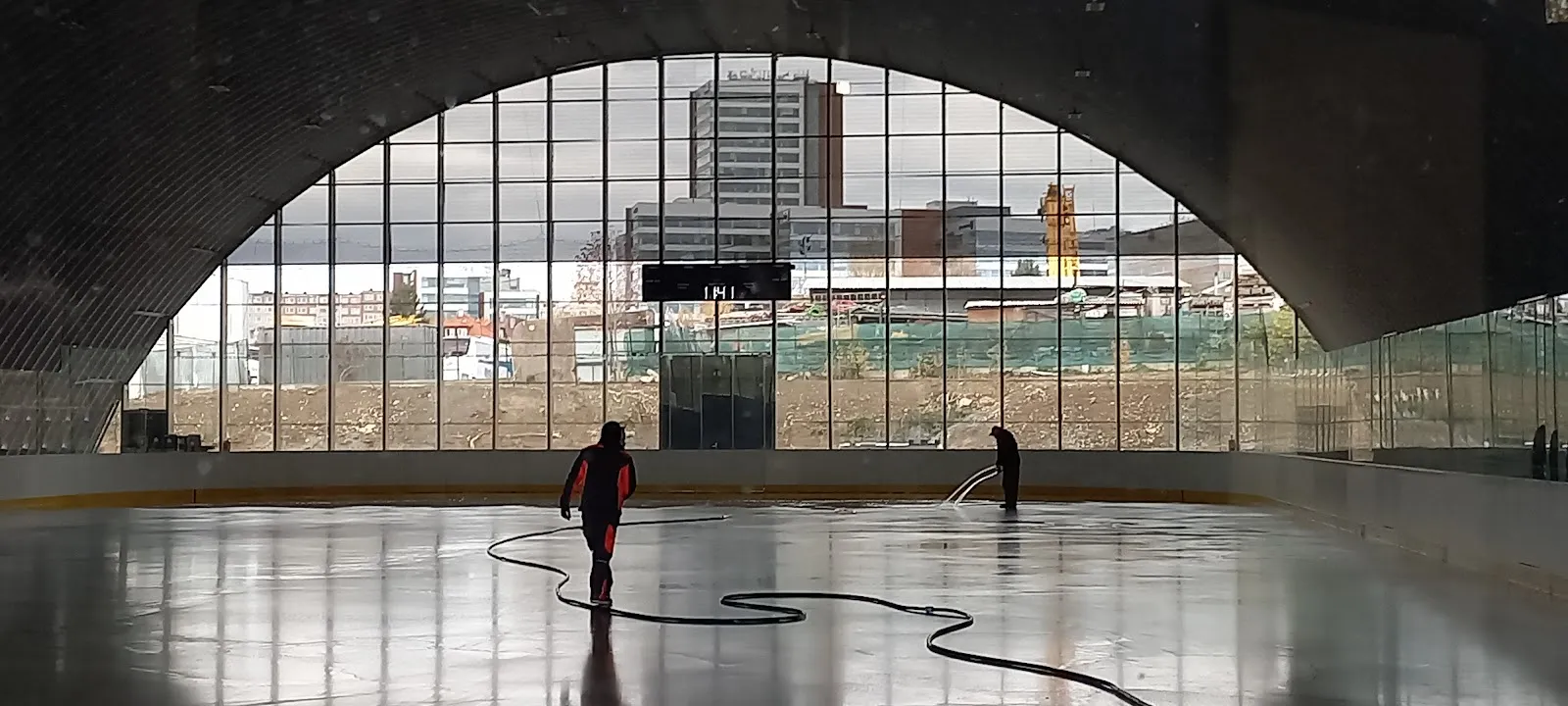 Ledová plocha pod obloukovou střechou SPM Areny v Praze 5 – SPM Arena