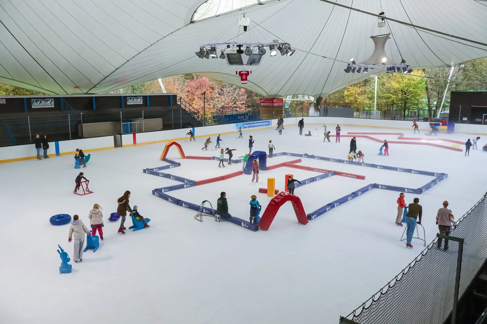 La patinoire de plein air couverte de Sport Vlaanderen Herentals, aménagée en parcours de jeux sous le toit en voile — Sport Vlaanderen Herentals