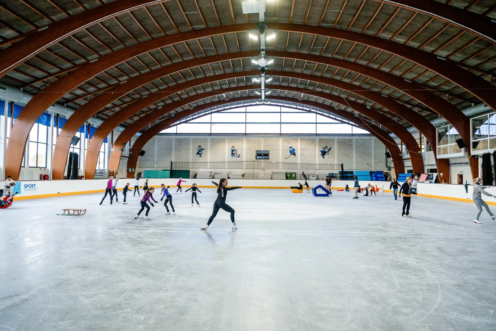La patinoire sous le toit en berceau de bois de Sport Vlaanderen Liedekerke — Sport Vlaanderen Liedekerke