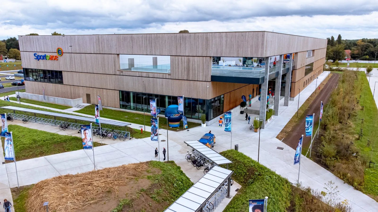 Le bâtiment revêtu de bois de Sportoase Groot Schijn dans le parc Groot Schijn — Sportoase Groot Schijn