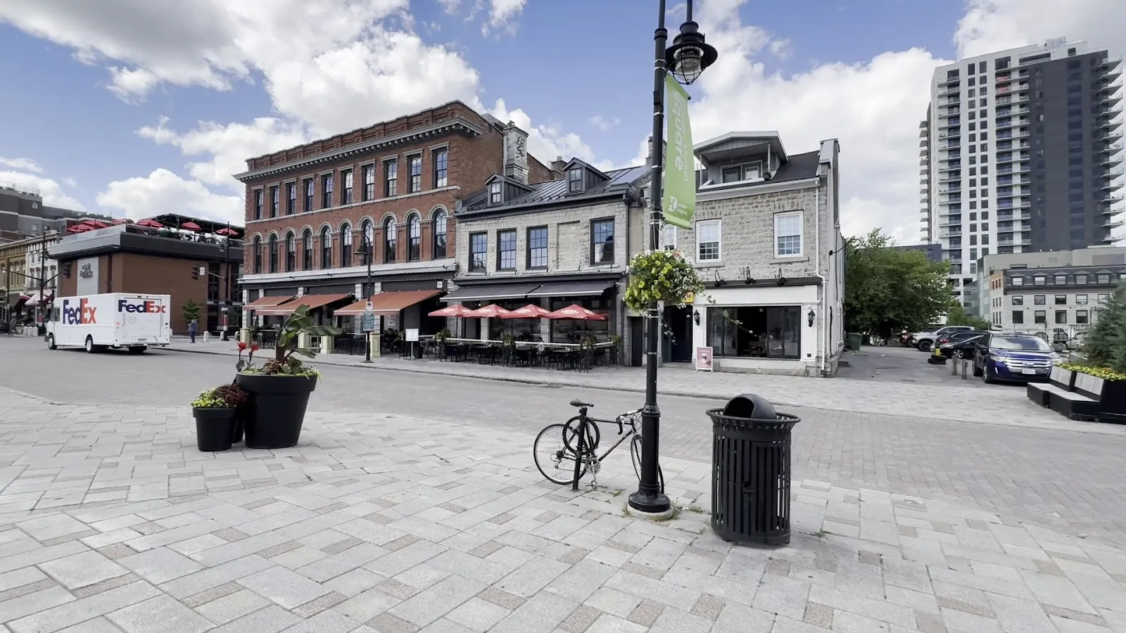 Springer Market Square en el centro de Kingston, pavimentada con piedra y rodeada de comercios históricos, donde la Ciudad instala su pista refrigerada al aire libre en invierno — Springer Market Square Outdoor Rink