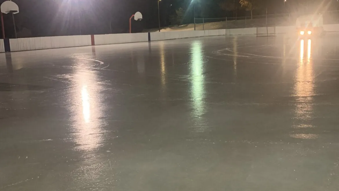 Hielo de la pista comunitaria de Lawson Heights de noche (página de pistas de la Lawson Heights Community Association) — St. George School Outdoor Rink (Lawson Heights)