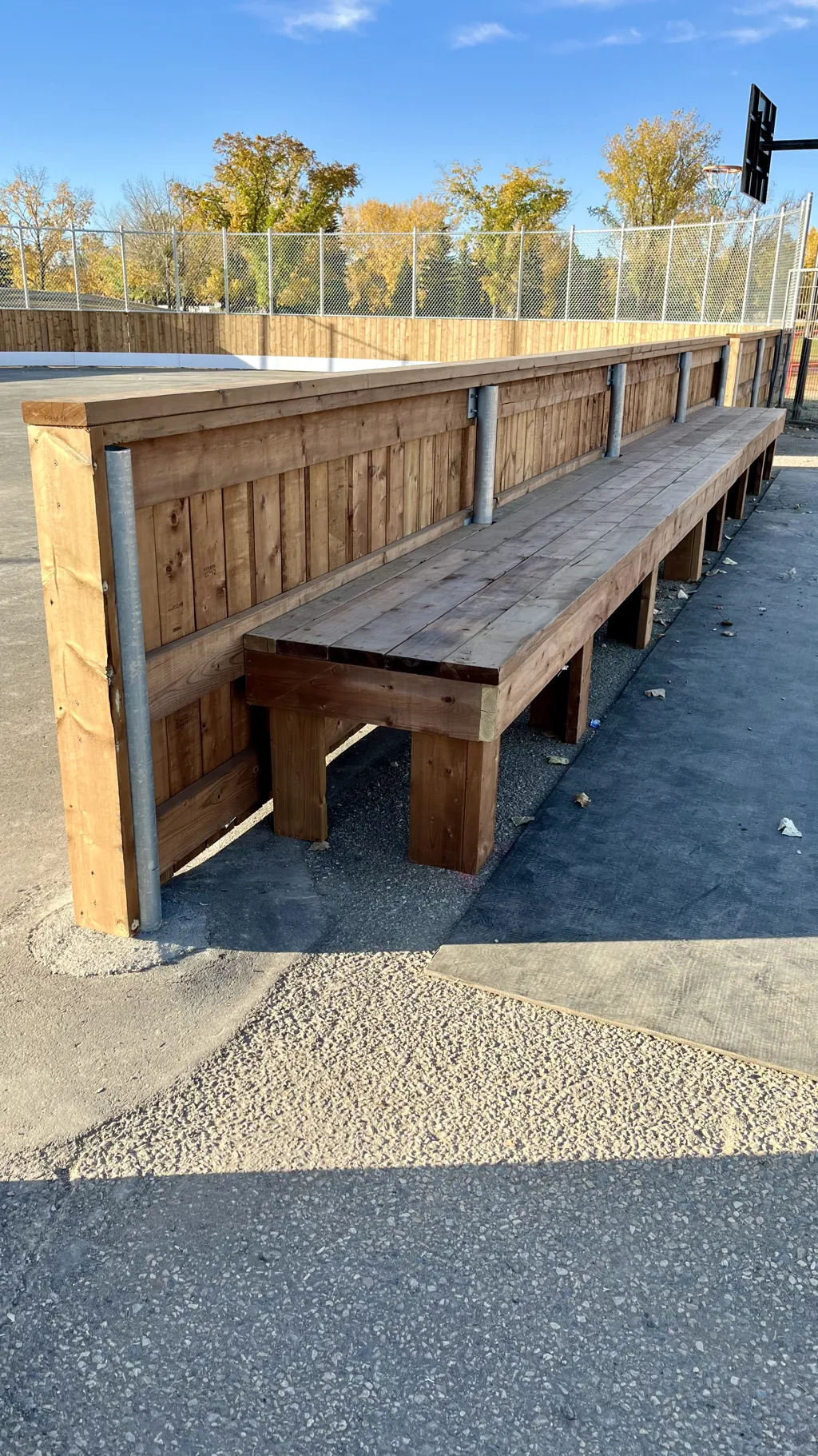 Vallas de la pista al aire libre de la Lakeridge Community Association y banca de jugadores (página de la pista comunitaria de Lakeridge) — St. Luke School Outdoor Rink (Lakeridge)