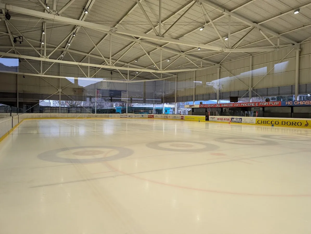 Il ghiaccio dello Stadio del ghiaccio di Chiasso sotto il suo tetto d’acciaio – Stadio del ghiaccio