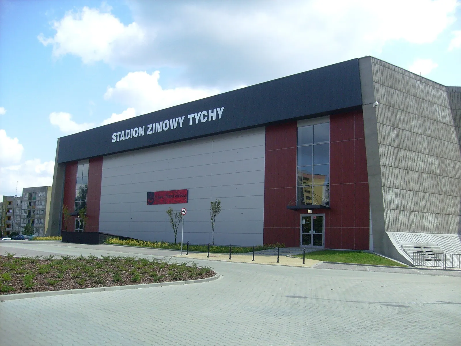Exterior of the Stadion Zimowy ice hall in Tychy, seen from the car park — Stadion Zimowy Tychy