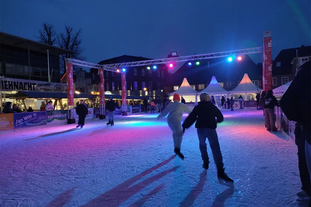 Die Stadtwerke SH Eisbahn auf dem Schiffbrückenplatz am Abend. – Stadtwerke SH Eisbahn
