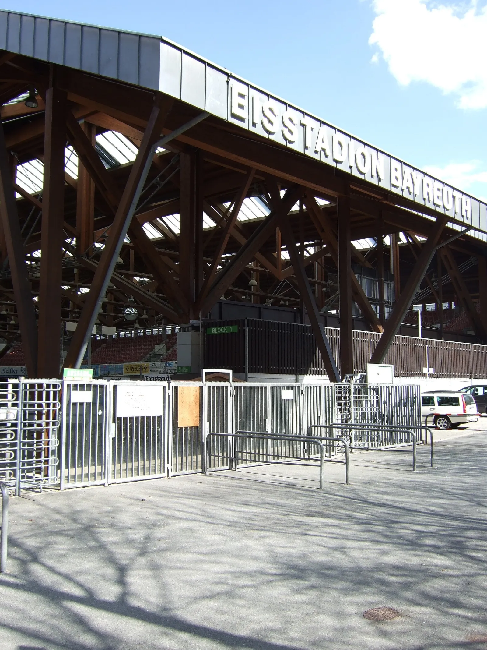 Das Eisstadion Bayreuth, Eingangsseite – Städtisches Eisstadion Bayreuth