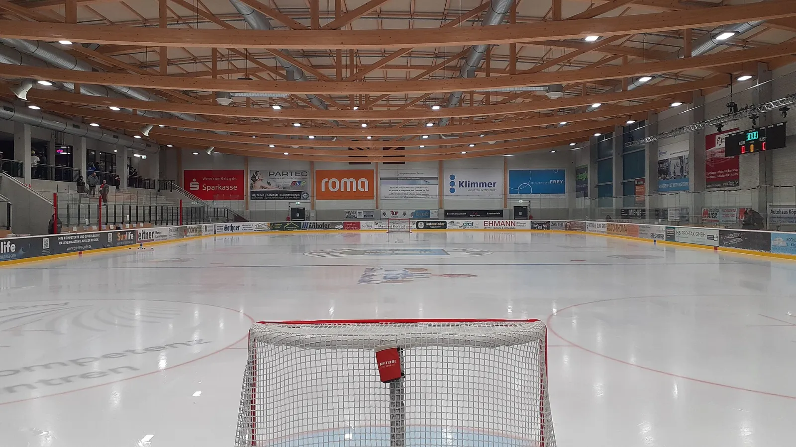 Die Eisfläche und die Tribünen des Eisstadions Burgau, 2024 – Städtisches Eisstadion Burgau