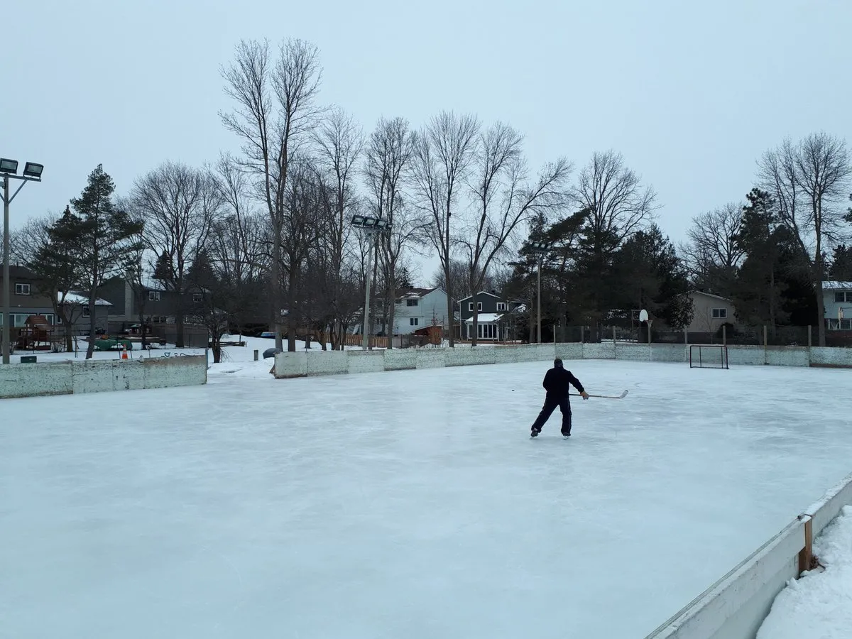 Un patinador en la pista al aire libre de Argyle Park, Regina (foto del listado de Google Maps) — Stan Oxelgren Memorial Park Outdoor Rink