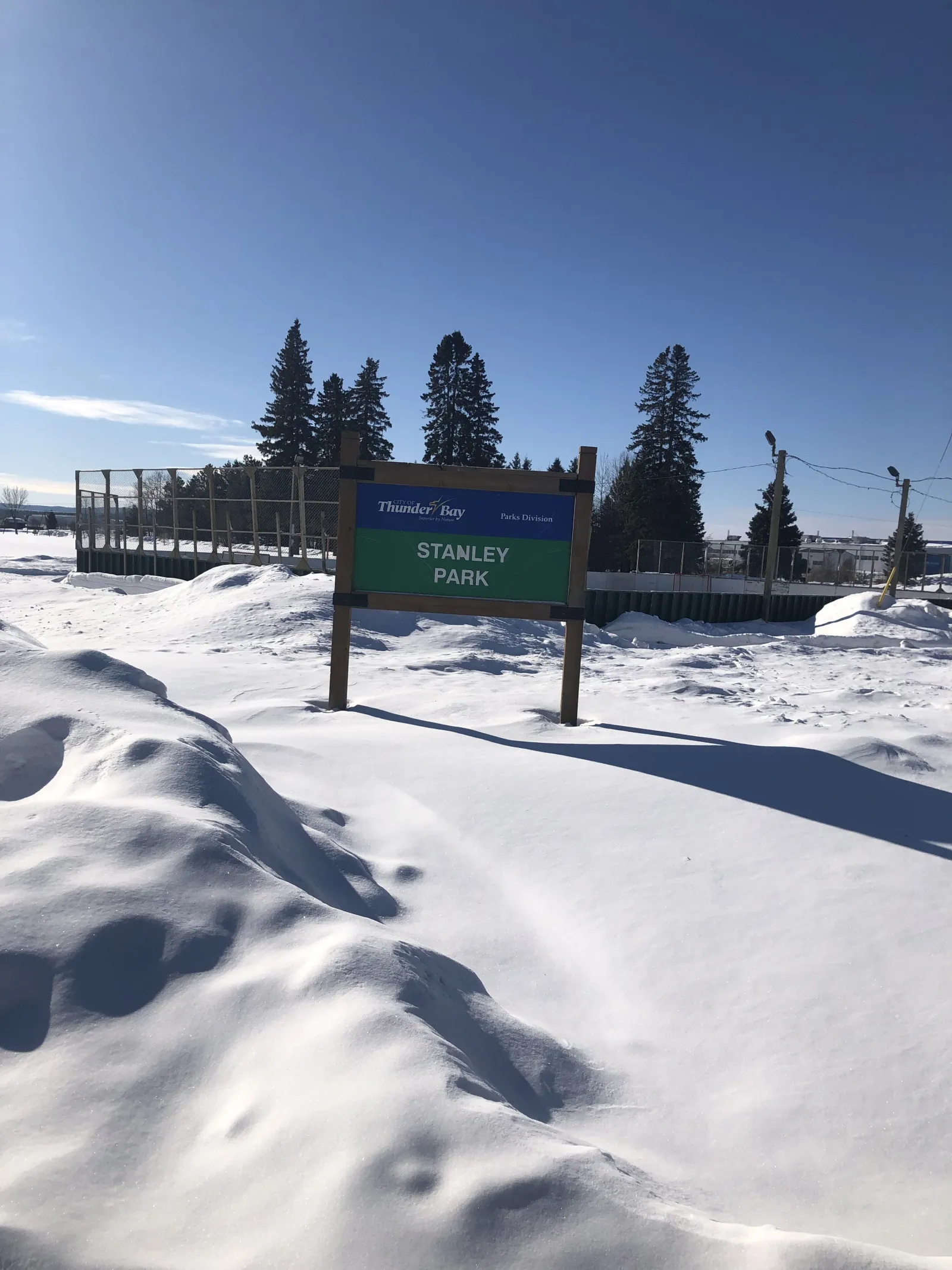 El letrero de Stanley Park junto a la pista — Stanley Park Outdoor Rink