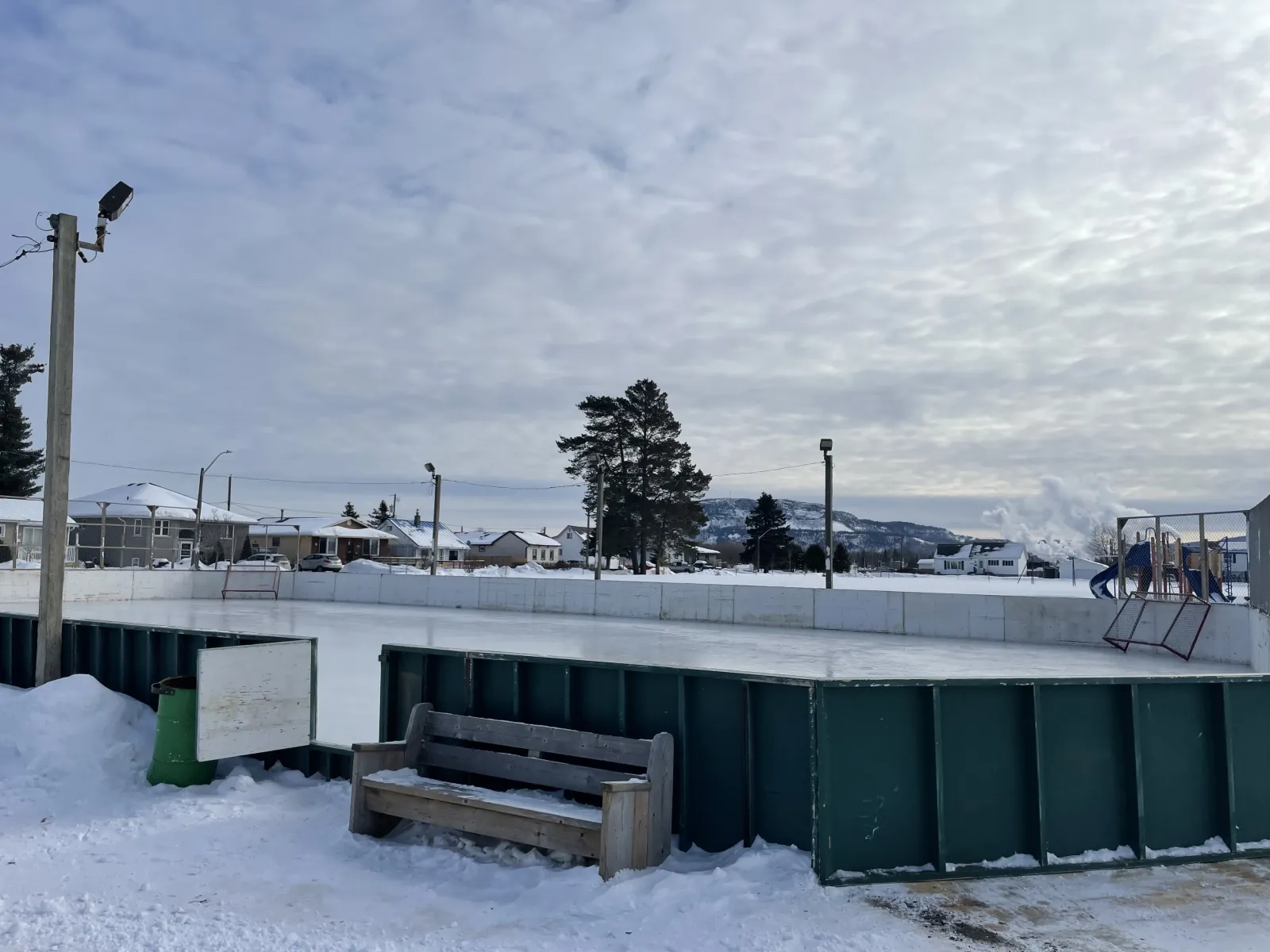 La pista con vallas de Stanley Park con una banca junto a las vallas — Stanley Park Outdoor Rink