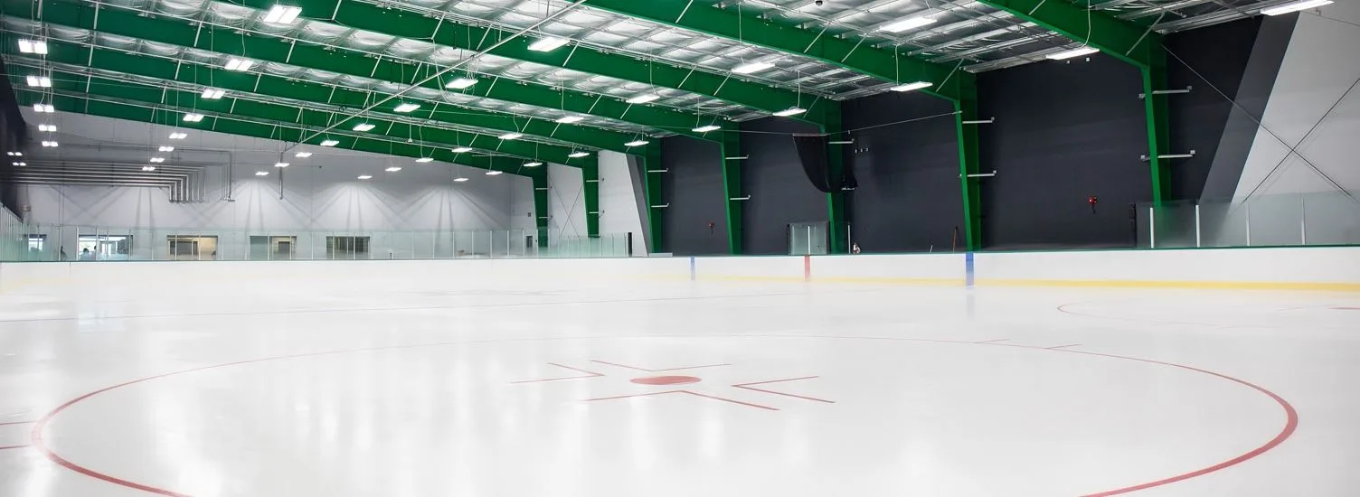 Pista vacía de un extremo a otro bajo la estructura verde del techo — Children's Health StarCenter Mansfield
