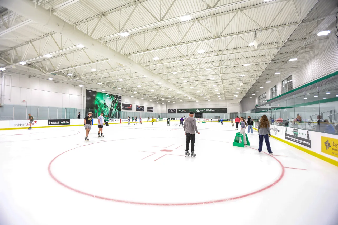 Un patinaje público en una de las dos pistas — Children's Health StarCenter Multisport Northlake